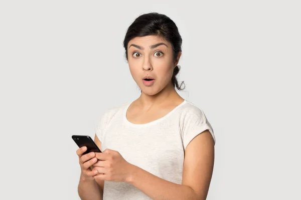 Head shot portrait surprised Indian girl using phone — Stock Photo, Image