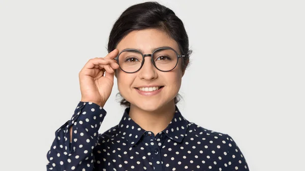 Headshot portrait smiling beautiful Indian young woman in glasses — Stock Photo, Image