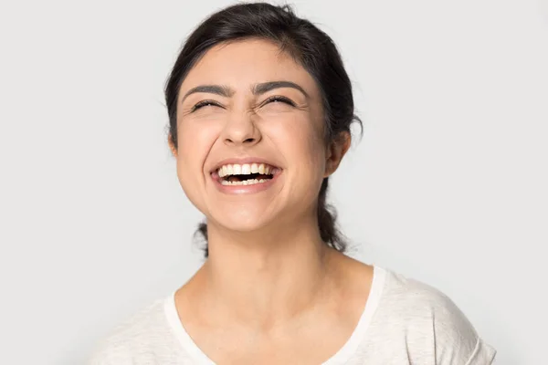 Cabeça tiro animado indiana jovem mulher rindo em voz alta — Fotografia de Stock