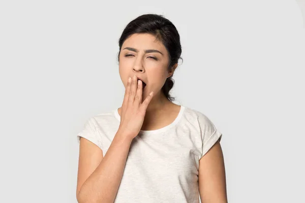 Sleepy cansado indio chica bostezando, cubriendo la boca con la mano —  Fotos de Stock