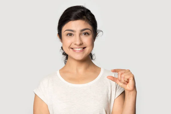 Retrato de tiro na cabeça sorridente menina indiana mostrando pouco tamanho gesto — Fotografia de Stock