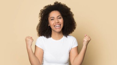 Kazanan Afrikalı Amerikalı kızı heyecanlandıran şut.