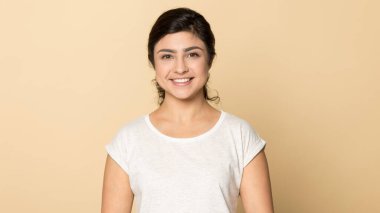 Kafa resmi mutlu güzel Hintli kız sağlıklı gülümsemeli.