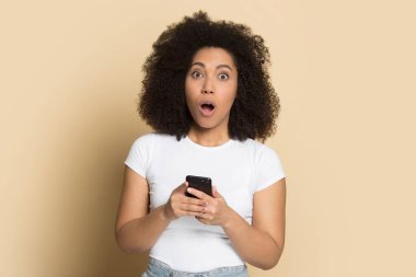 Portre, Afrika kökenli Amerikalı bir kızın telefon kullanmasına şaşırdı.