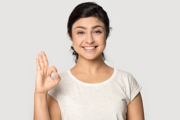 Tête portrait souriant belle fille indienne montrant ok geste — Photo