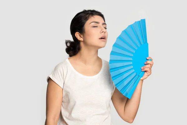 Cansada chica india agotada agitando ventilador, sufriendo de calor —  Fotos de Stock