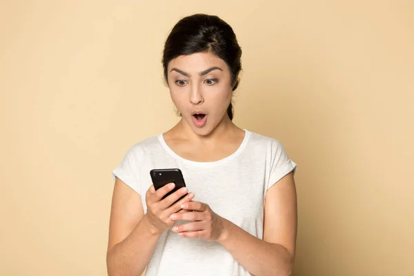 Chica india sorprendida usando el teléfono, leyendo buenas noticias inesperadas — Foto de Stock