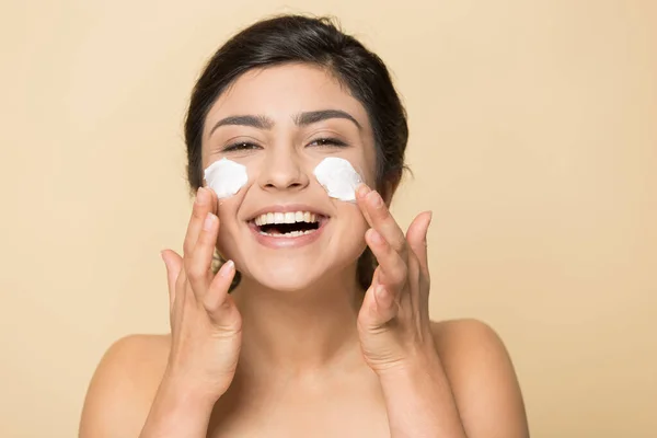 Testa ritratto felice donna indiana applicazione crema viso — Foto Stock