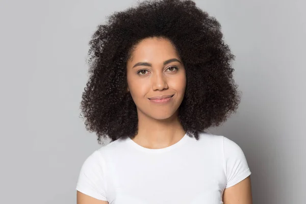 Head shot portrait beautiful African American girl looking at camera — Stock Photo, Image