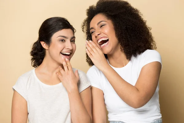 Beautiful diverse girls gossiping, laughing at funny rumors, joke — Stock Photo, Image