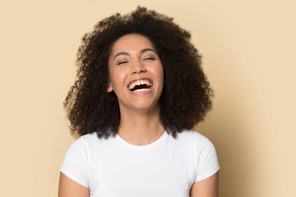 Testa girato eccitato afro-americano ragazza ridendo ad alta voce — Foto Stock