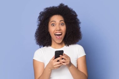 Telefon kullanan Afrikalı Amerikalı kızı şaşırttı.