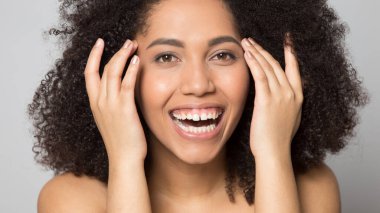Mükemmel cilt gülüşü olan Afrikalı Amerikalı bir kızı heyecanlandırdı.