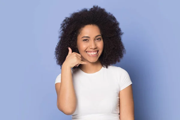 Head shot beautiful African American girl showing call me gesture — Stock Photo, Image