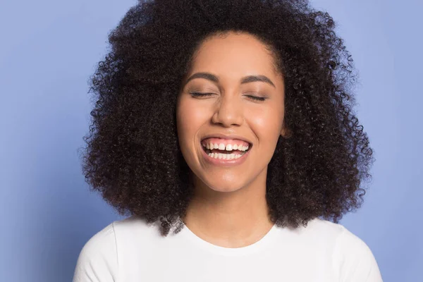 Testa colpo eccitato ragazza afroamericana con gli occhi chiusi ridendo — Foto Stock