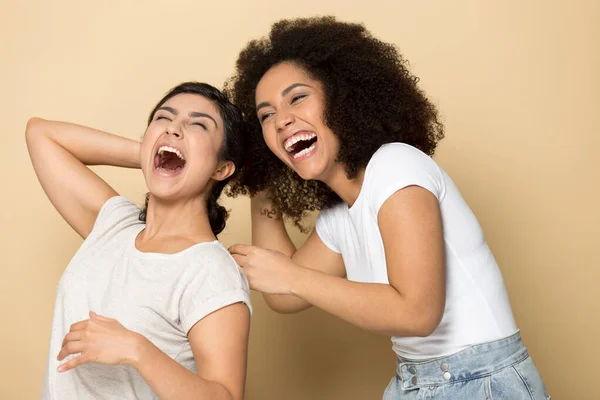 Glada skiftande flickor som har roligt tillsammans, skrattar högt — Stockfoto