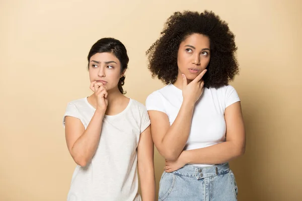 Intrigado pensativo diversas meninas tocando queixo, planejamento futuro — Fotografia de Stock