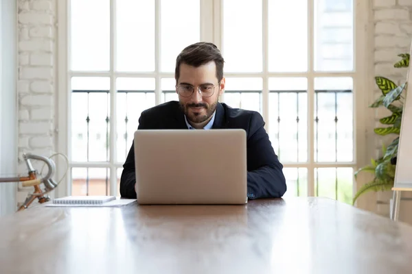 Propietario exitoso enfocado del negocio que trabaja en computadora . — Foto de Stock