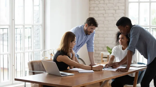 Jonge Afrikaanse Amerikaanse vrouwelijke teamleider luisteren naar multiraciale collega 's. — Stockfoto