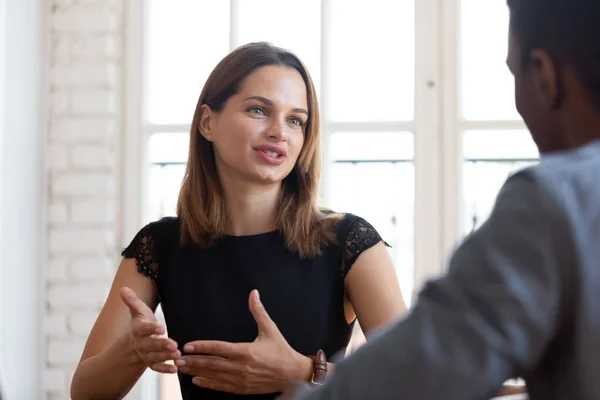 Feliz agradable joven asesor financiero abogado explicando los detalles del contrato . —  Fotos de Stock