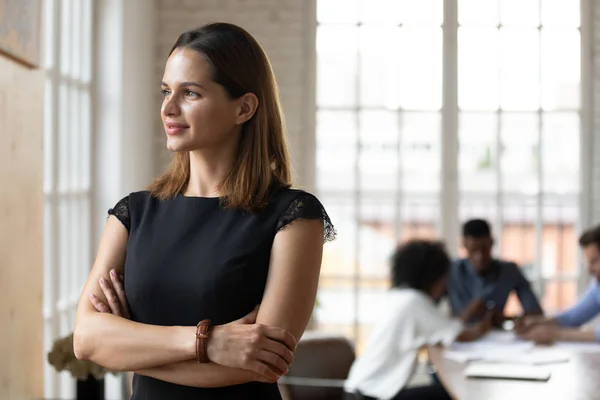 Afgeleid van het werk dromerige jonge zakenvrouw, hoofd geschoten. — Stockfoto