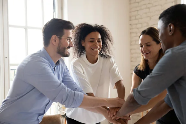 Überglückliche multirassische Gruppe in lustiger Teambuilding-Aktivität engagiert. — Stockfoto