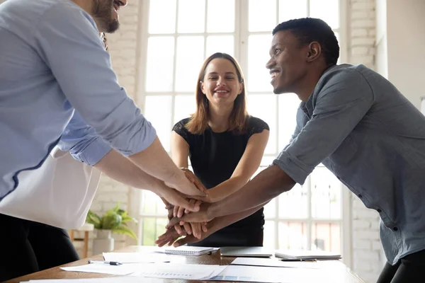 Leader motivating young mixed race colleagues before starting new project. — Stock Photo, Image