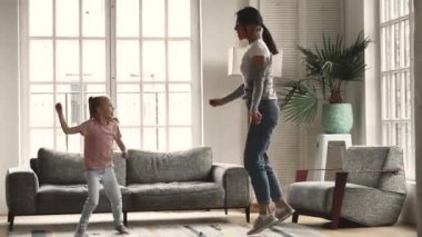 Komik bir anne ve kız çocuğu dans ederken eğleniyor.