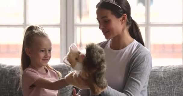 Beautiful playful mum and kid daughter playing puppet toys — Stock Video