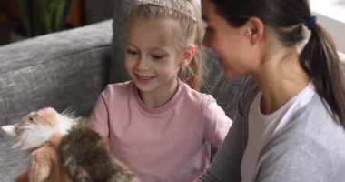 Güzel kız tacını takıp annesiyle kukla oynuyor.