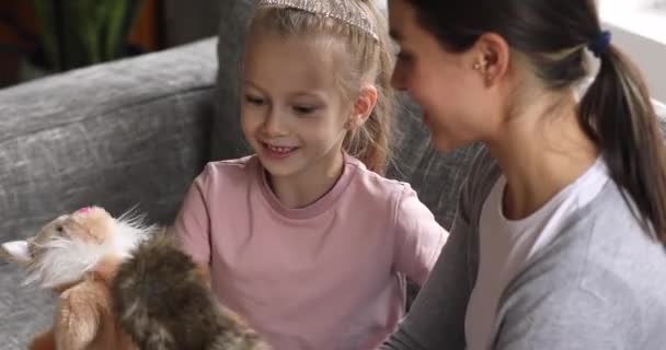Menina bonita usar coroa jogando brinquedo fantoche com a mãe — Vídeo de Stock