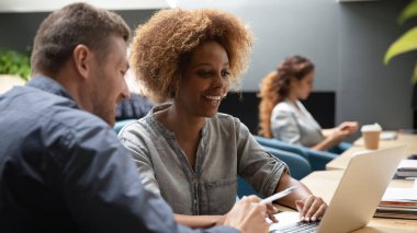 Ofiste birlikte çalışan çok ırklı meslektaşlar..