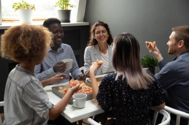 Cuma günü eğlenen bir grup melez meslektaşım var..