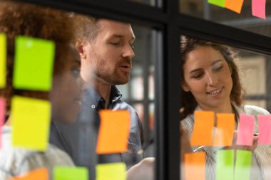 Kanban yönetim kurulunun yanında çalışan çeşitli meslektaşların fotoğraflarına yakından bakın..
