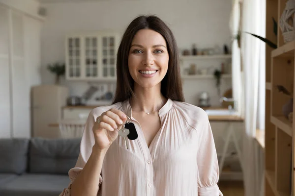 Happy young woman demonstrating keys in hands. — Stock Photo, Image