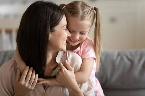 Kärleksfull liten dotter omfamnar lycklig 30-tals mamma. — Stockfoto