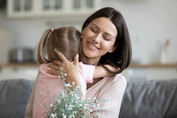 Leende stolt 30-tal mor kramande liten söt dotter. — Stockfoto