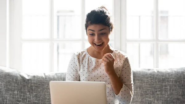 Gelukkig indiase vrouw lezen e-mail met geweldig nieuws op de computer. — Stockfoto