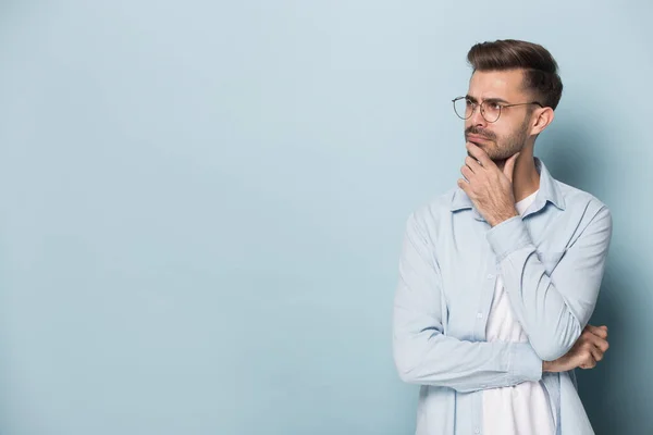 Nahaufnahme Porträt mit nachdenklichem gutaussehenden bärtigen Mann. — Stockfoto