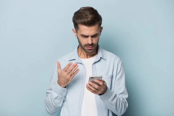 Close up portrait with handsome young man with mobile phone. — Stock Photo, Image