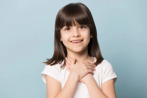 De cerca retrato con linda niña de pelo castaño . — Foto de Stock