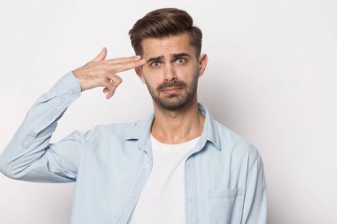 Gergin, yakışıklı, sakallı bir adamın portresini çek..