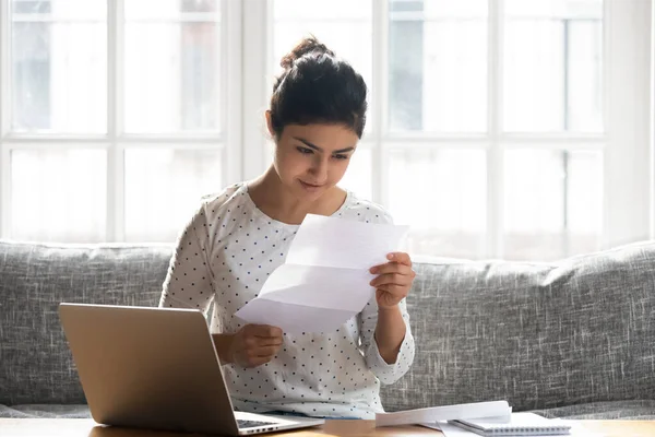 Atractiva joven india leyendo carta de papel . — Foto de Stock