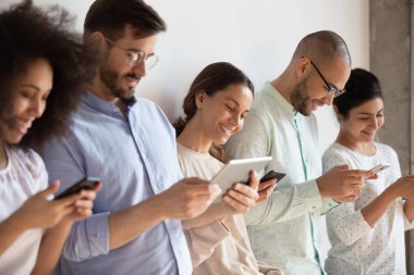 Cihaz kullanan karışık ırk öğrencilerinden oluşan teknoloji grubuna bağımlı..