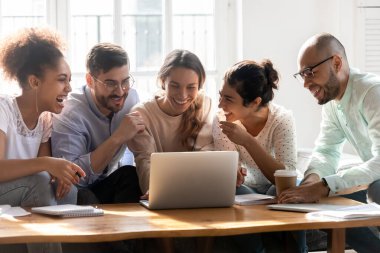 Çok neşeli farklı milenyum insanları yatakhanede eğleniyor..