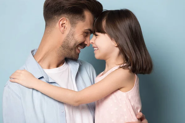 Retrato de cerca con un padre sonriente y una niña de cabello castaño . —  Fotos de Stock