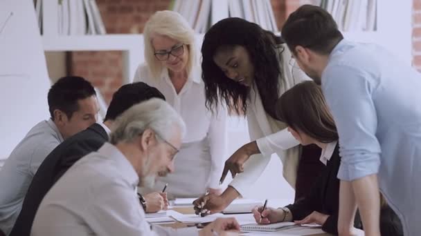 Directora de equipo empresaria negra habla con empleados en reunión — Vídeos de Stock