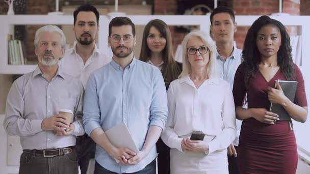 Σοβαρή ευτυχισμένη επαγγελματική ομάδα επιχειρήσεων στέκεται στο γραφείο, βίντεο πορτρέτο — Αρχείο Βίντεο