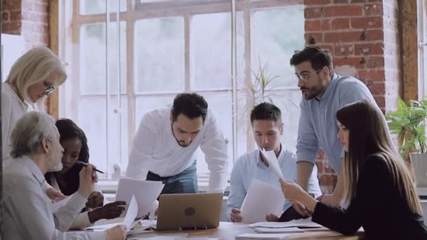 Equipe de negócios diversa feliz jogando papéis celebrar conceito de sucesso de negócios — Vídeo de Stock