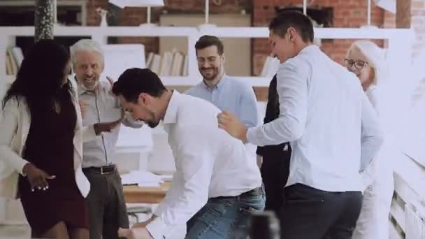 Multiracial feliz gente de negocios bailando celebrando el éxito en la fiesta corporativa — Vídeo de stock